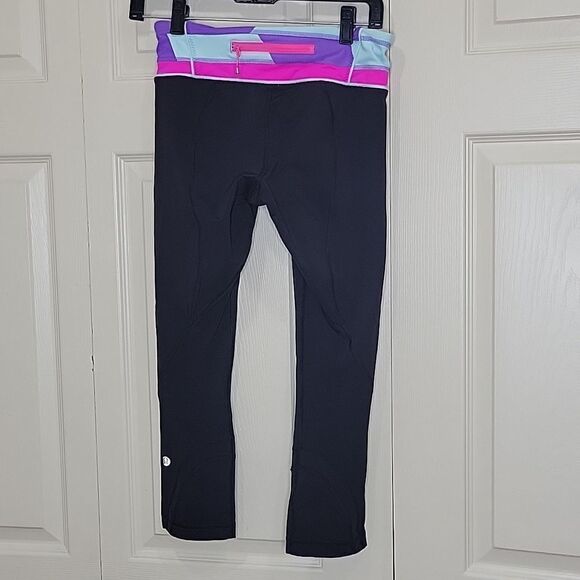 LULULEMON Cropped Black Legging with a Colorful Waistband Size 4 - Picture 7 of 7